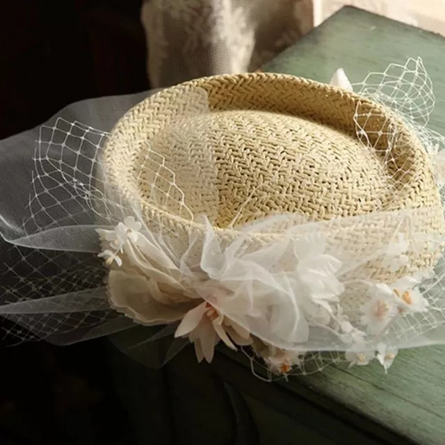 برای عروسی در فصل بهار: کلاه حصیری قدیمی به همراه تور گلدار