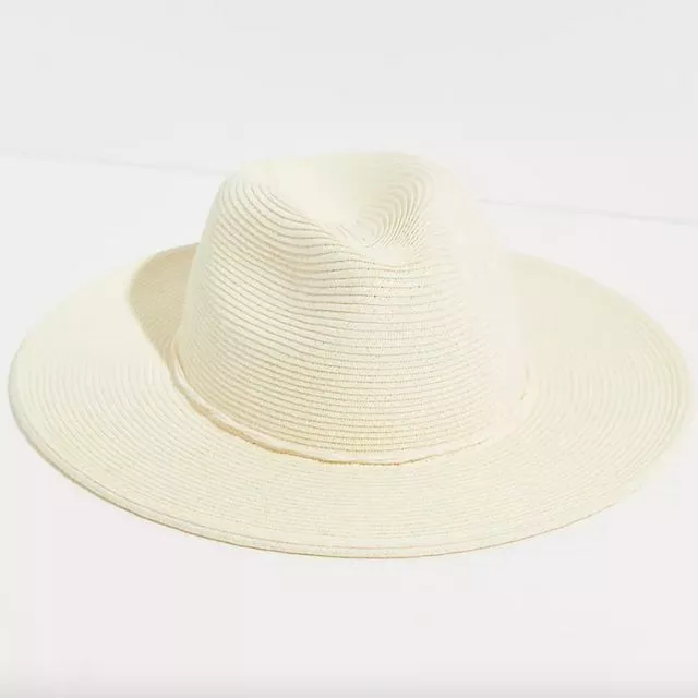 برای عروسی هایی که در سفر برگزار می شوند: کلاهی که به راحتی قابلیت بسته بندی شدن را دارد
