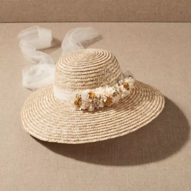 برای یک عروسی تابستانه: کلاه تزئین شده با گل ها