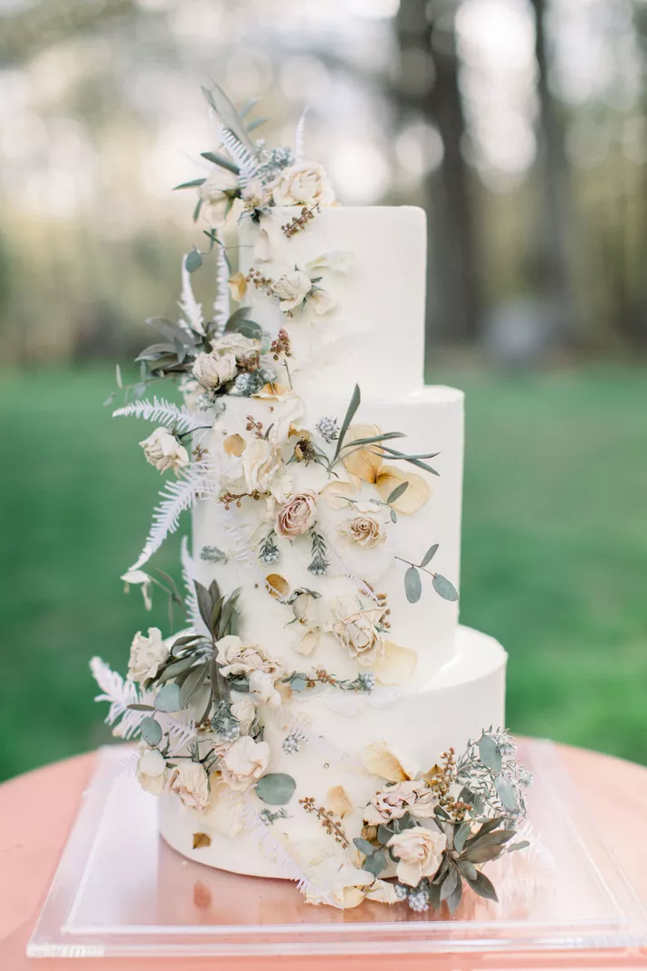 3. المان های طبیعی در کیک عروسی
