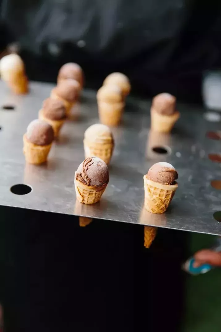 مهمان های تان را با دسر های بستنی قیفی کوچک سوپرایز کنید