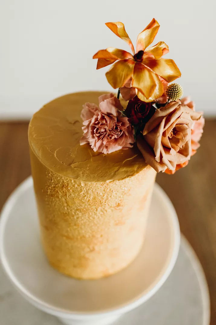2. رنگ های مناسب فصل برای کیک عروسی