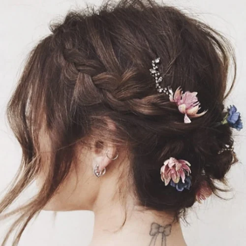 4. موی پیچیده شده با بافت به همراه گل ها