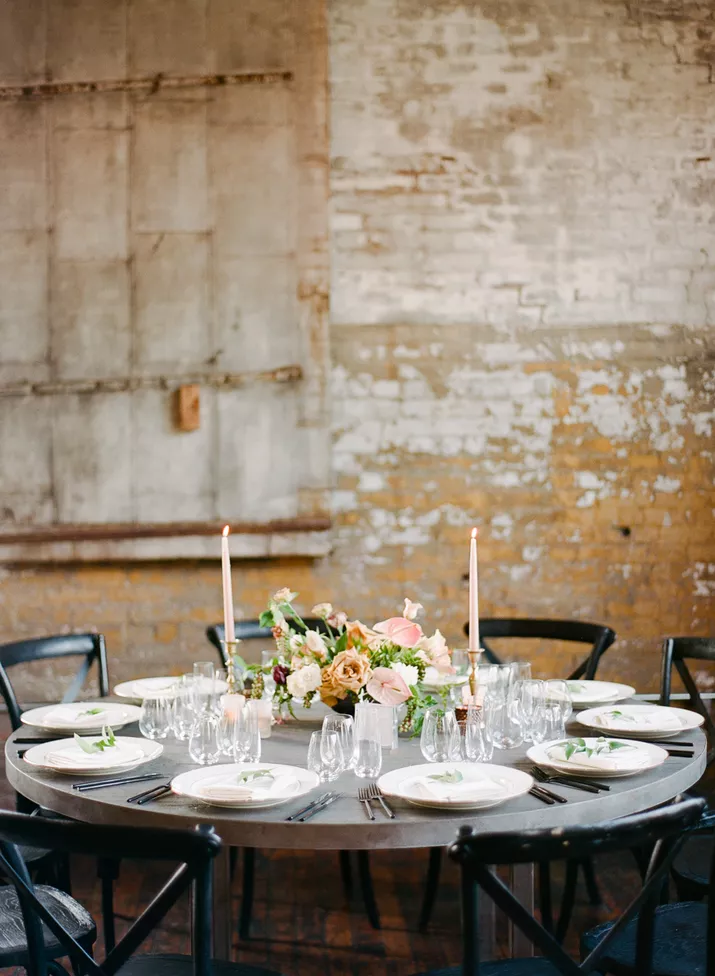 22 تزیین زیبا برای میز عروسی گرد