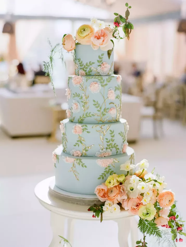 1. چه زمانی باید طعم و طراحی کیک عروسی را مشخص کنیم ؟