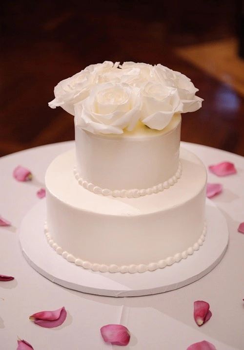 کیک گل رز با تزئینات سفید