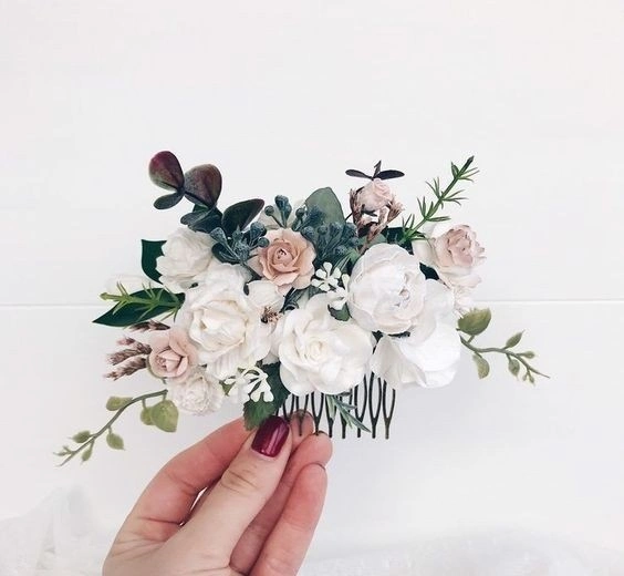شانه گلدار عروس از برند  Serenity Blush & Burgundy برای عروسی ‌های پاییزی