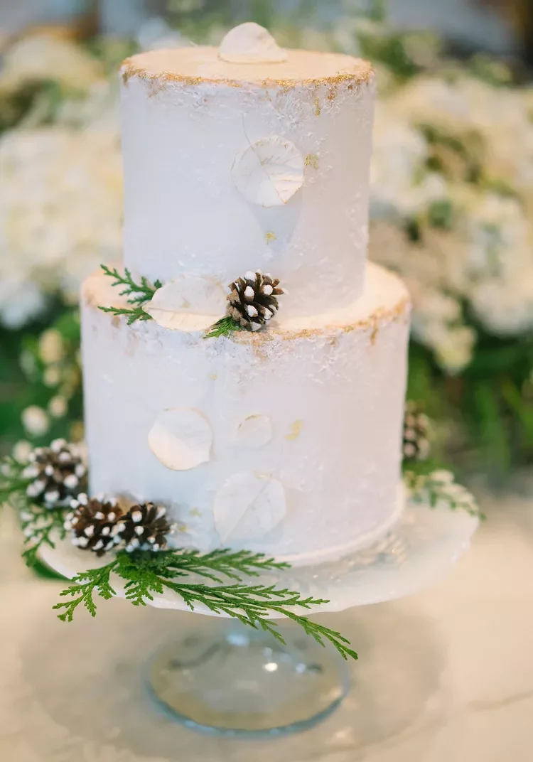 کیک عروسی را با تزیینات طبیعی تزیین کنید