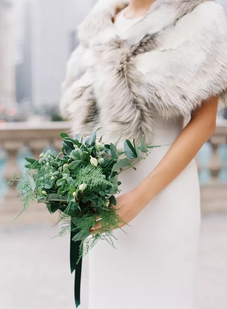 در عروسی زمستانی به ساقدوش هایتان دسته گلی از گیاهان سبز بدهید